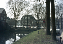 803600 Gezicht op de Stadsbuitengracht langs de Weerdsingel O.Z. te Utrecht, met op de achtergrond de Begijnekade.